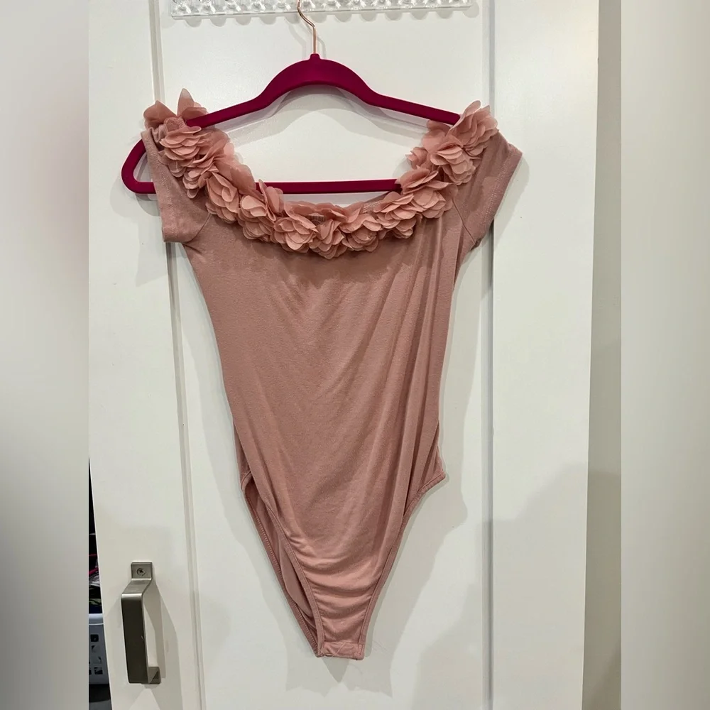 ⭐️3/$27⭐️ Floral Pink Bodysuit. Women’s size small. - Picture 3 of 10